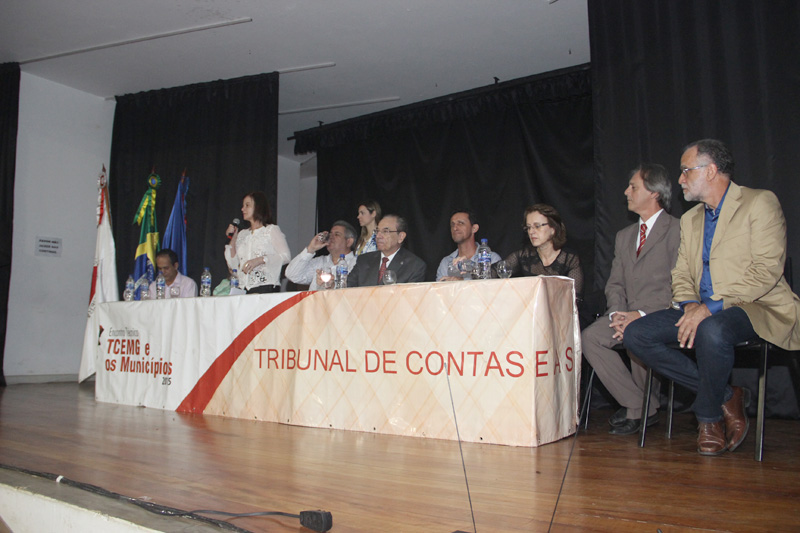 Mesa de autoridades na cerimônia de abertura do Encontro Técnico em Cataguases